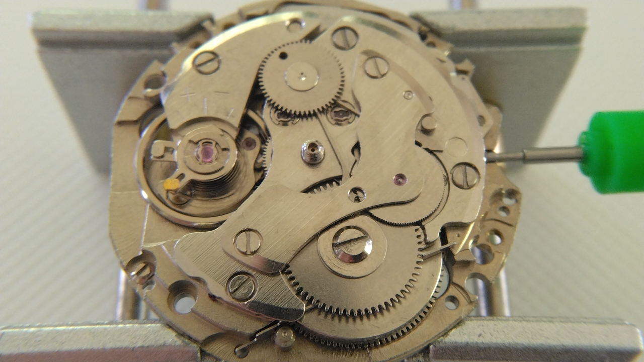 機械式腕時計の内部機構を駆動系と操作系に区別し仕組みの理解を深める