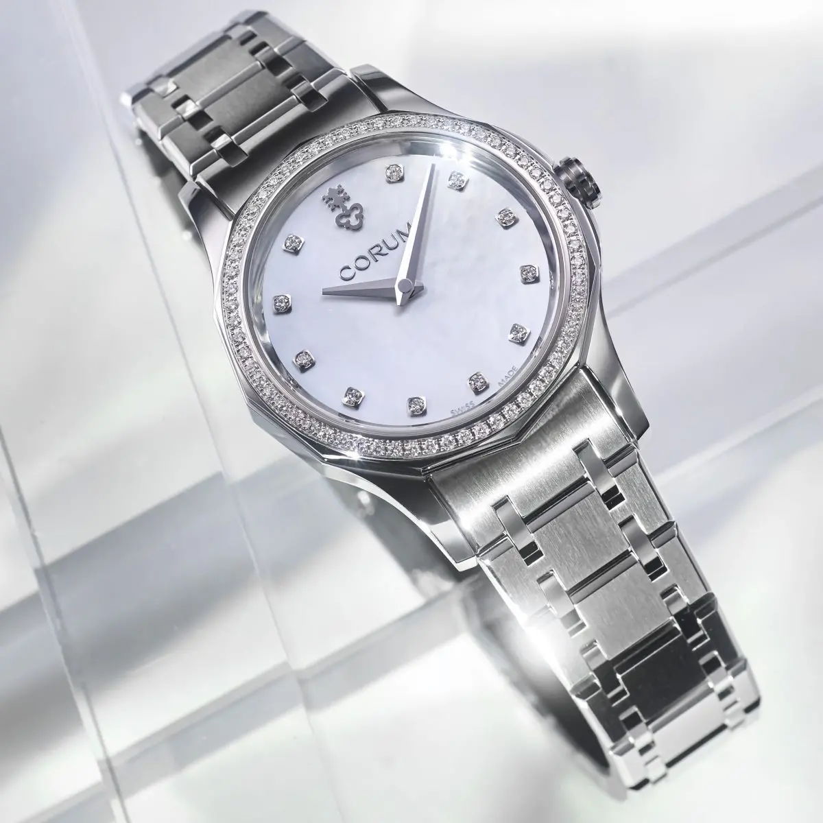 BMWの世界観を表現した限定クロノとダイヤモンドをあしらった豪華な