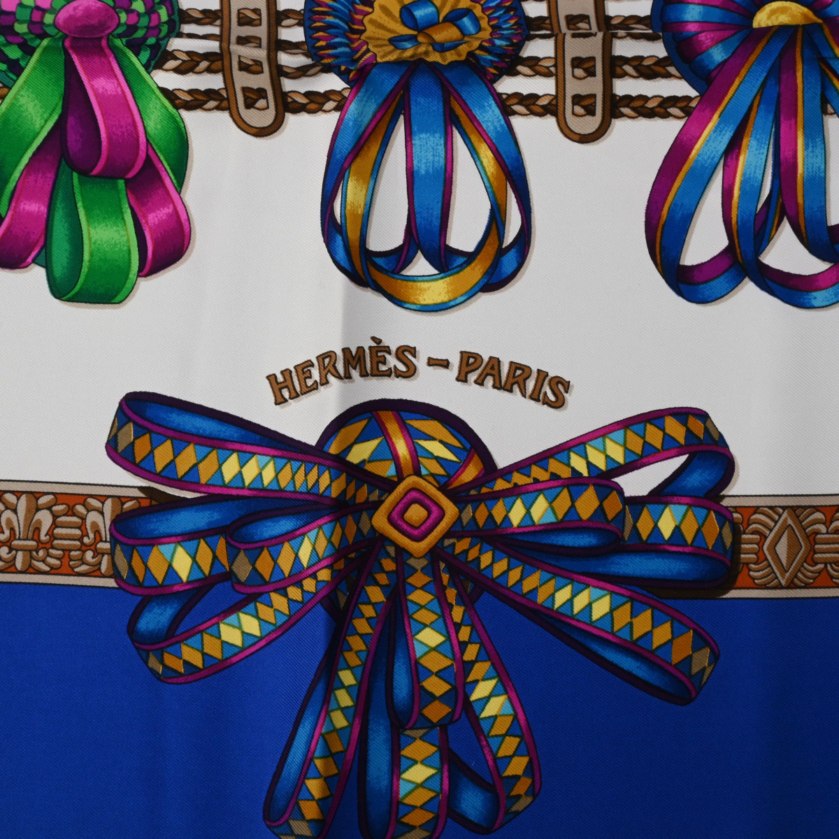 エルメス カレ 90 LES RUBANS DU CHEVAL ブルー/ホワイト シルク100