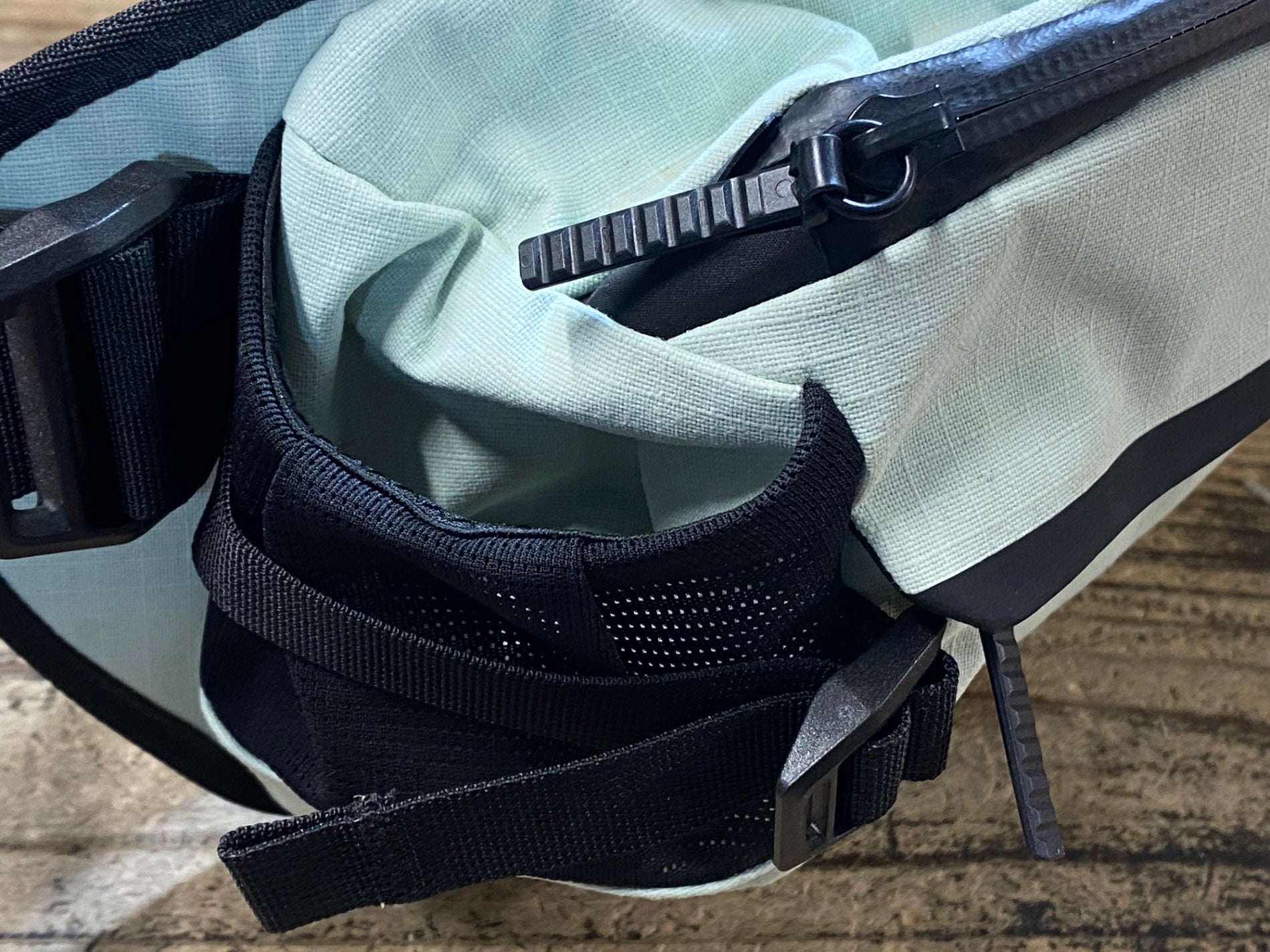 JW718 ラファ Rapha TRAIL HIP PACK ウエストポーチ 白 黒 – BICI