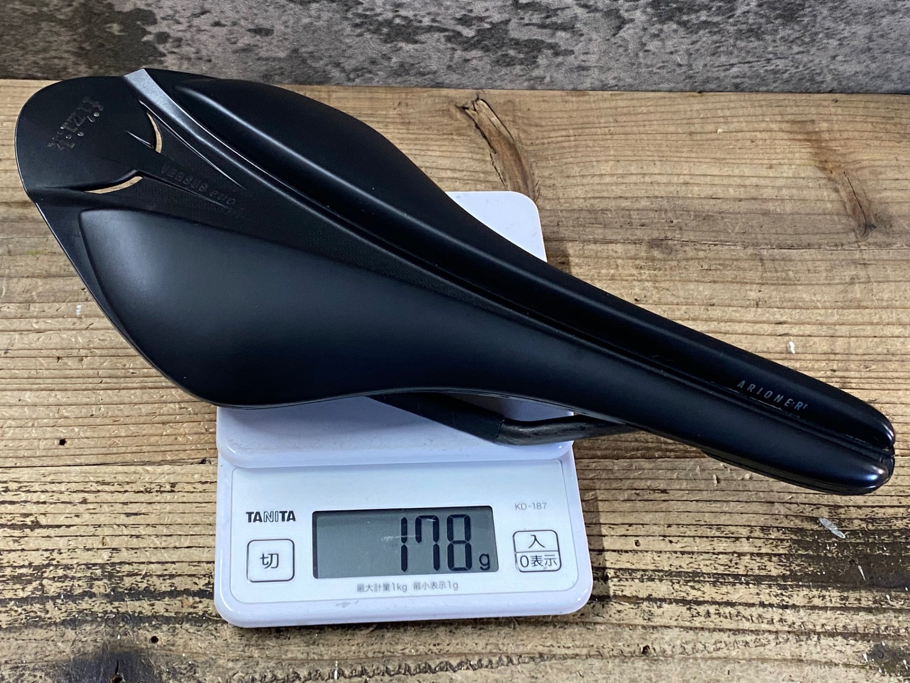 JP350 フィジーク fizik アリオネ ARIONE R1 REGULAR サドル 黒