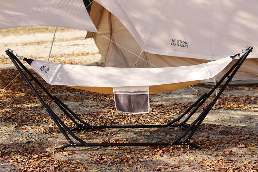 家でも使いたい、ニュートラルアウトドアの“包み込まれる”自立式