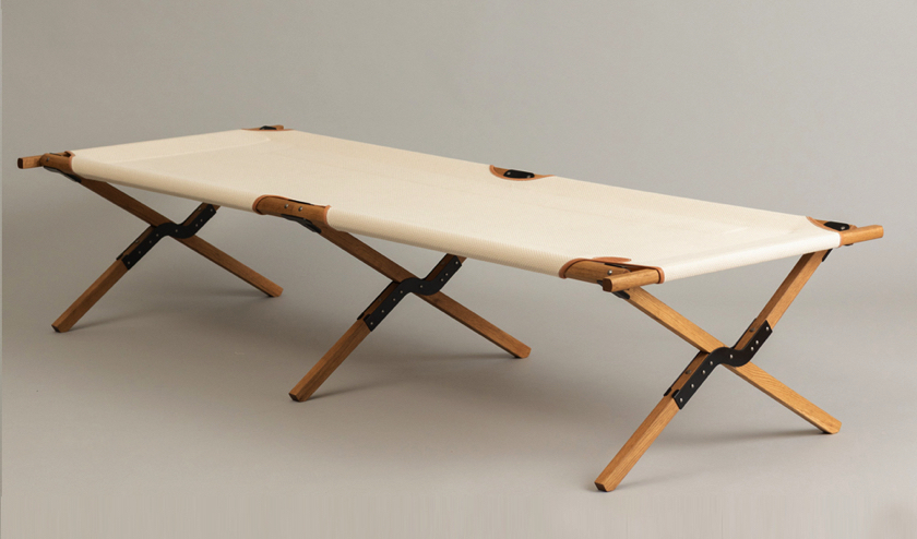 刺し子生地、本革、オーク材…。キャンプギアの域を超えた最高級コット