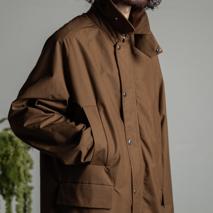 旅のお供に！ ミドルな丈感が秀逸な、マーカウェアの全天候型コート