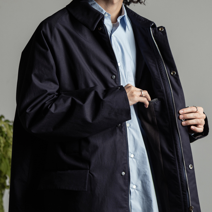 旅のお供に！ ミドルな丈感が秀逸な、マーカウェアの全天候型コート