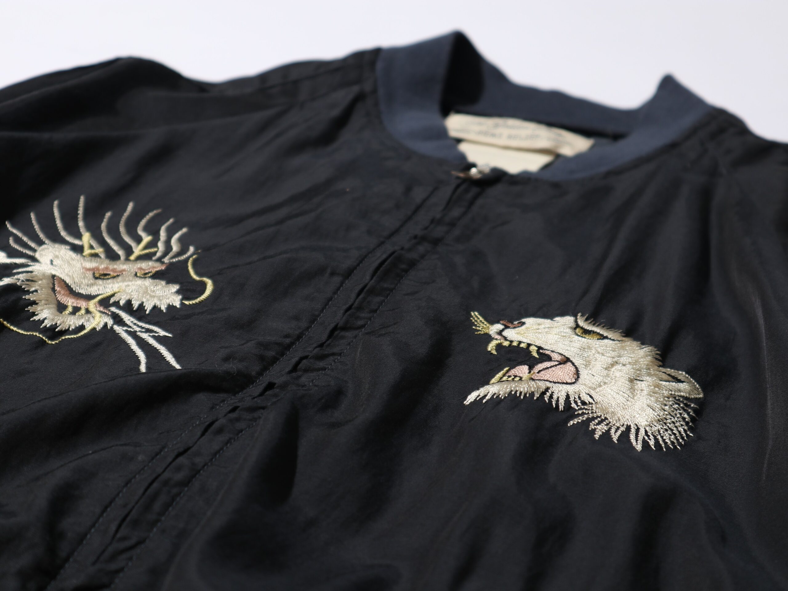 スカジャンなのにアウトドア向き？ レミレリーフの新作は、素材使いで