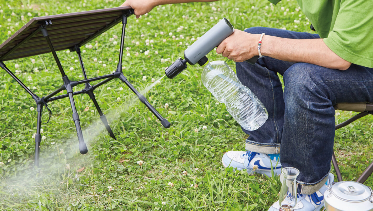 手軽に持ち運べるコンパクト高圧洗浄機は、キャンプギアやレジャー