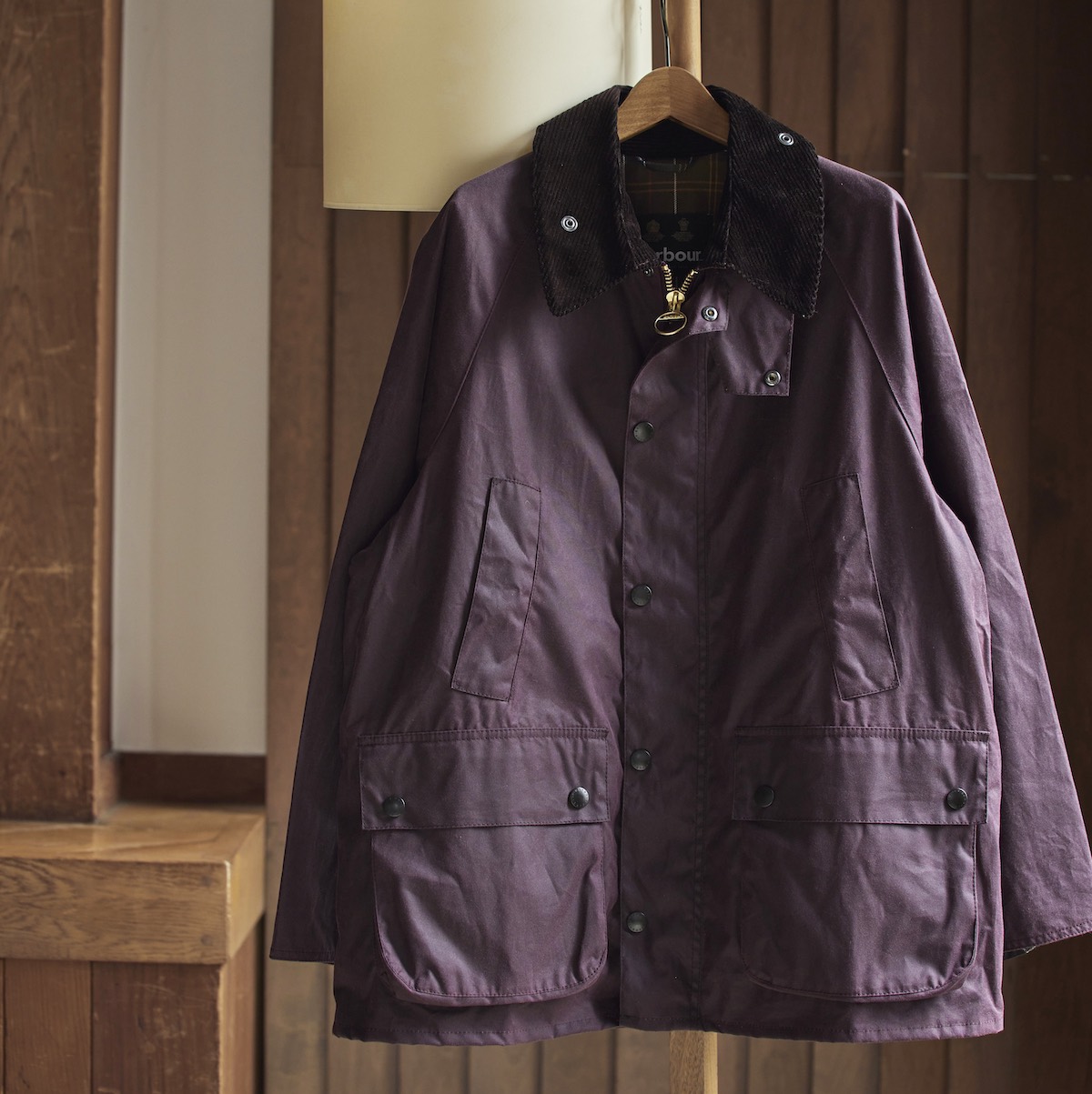 バブアーの傑作アウターに新色が追加。襟元と絶妙マッチな“ボルドー”が