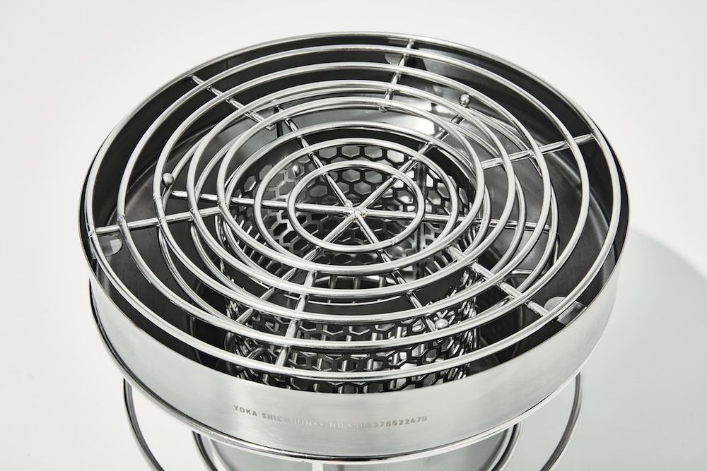 キャンプでも自宅でも活躍する、見た目も美しい最先端の“七輪”に注目