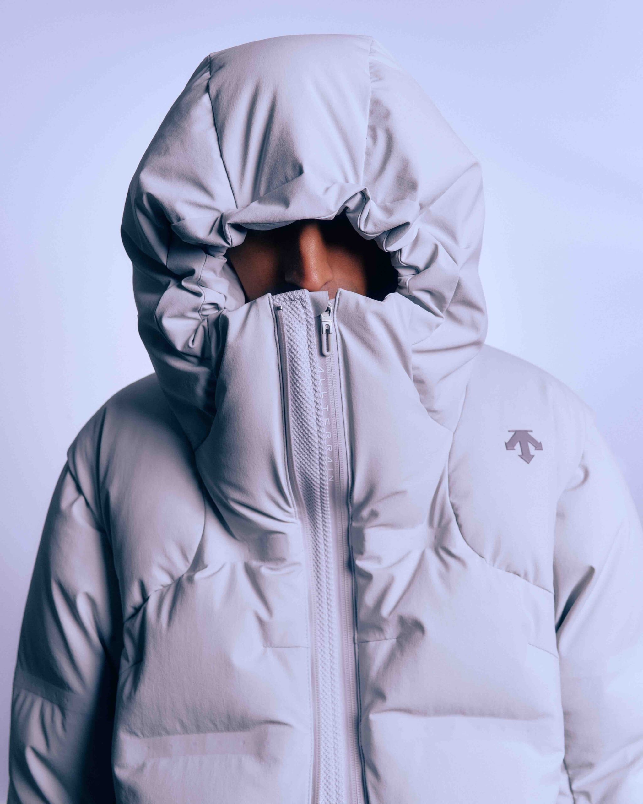 デサント オルテラインが放つ水沢ダウンの新作第4弾は、2Way仕様と