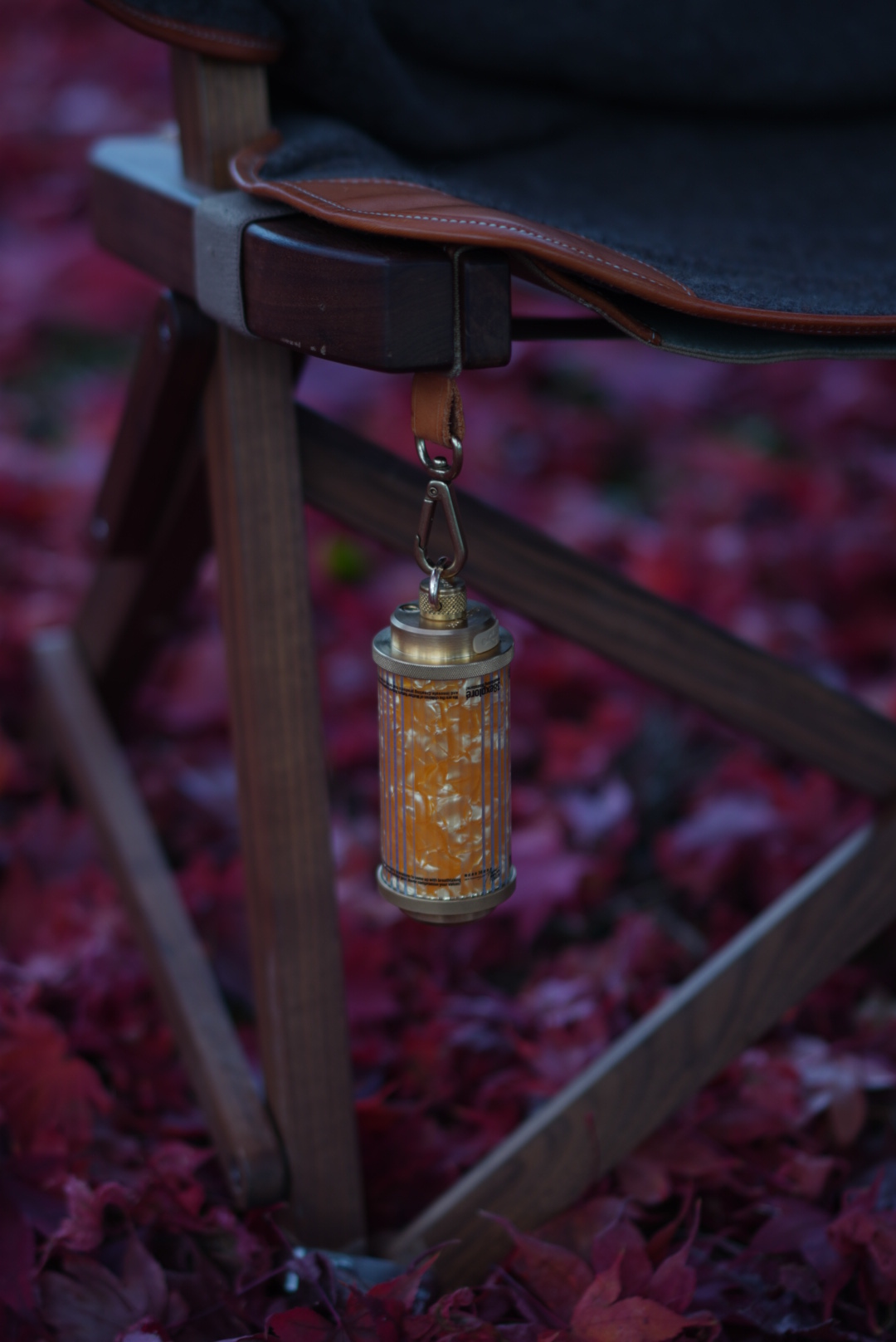 カルマストア別注の“38-kT LED”ランタンは、セルロイド内蔵で妖美な光