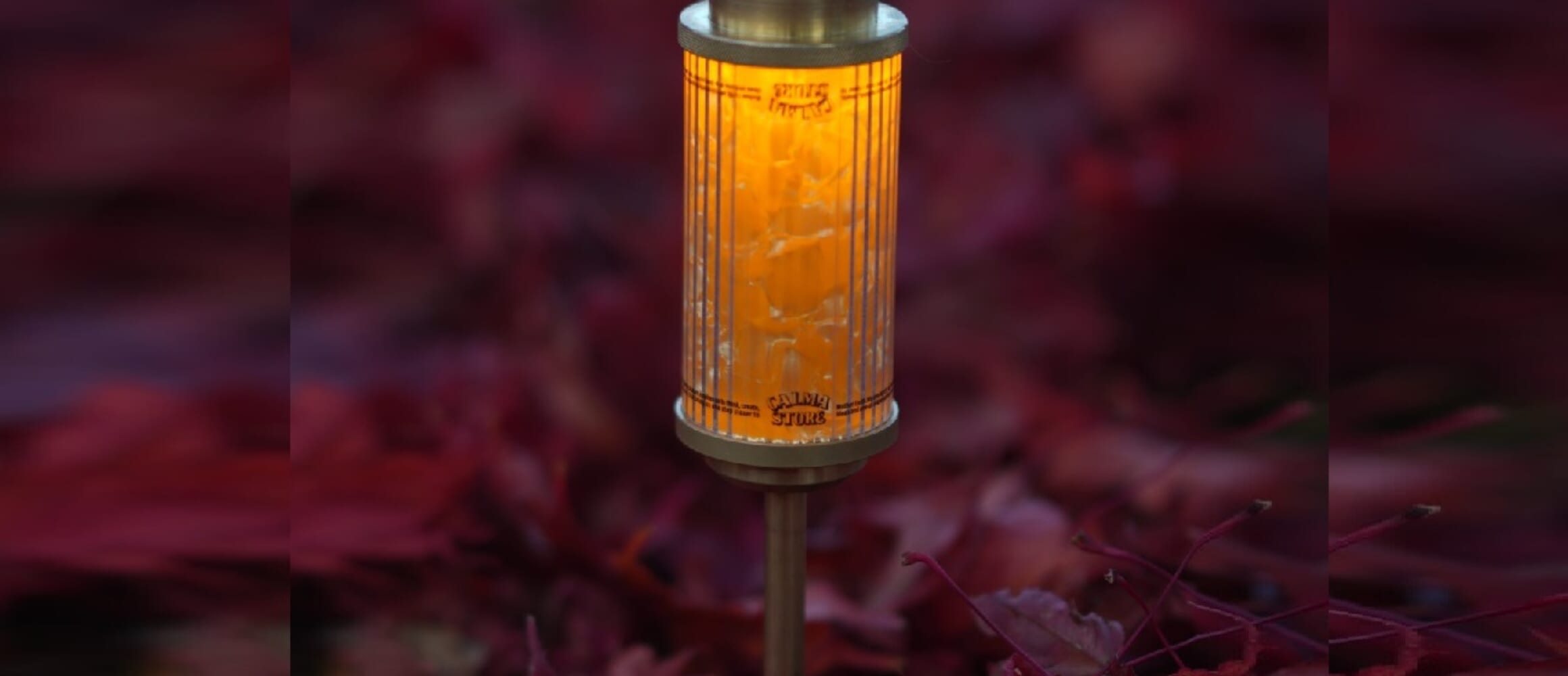 カルマストア別注の“38-kT LED”ランタンは、セルロイド内蔵で妖美な光