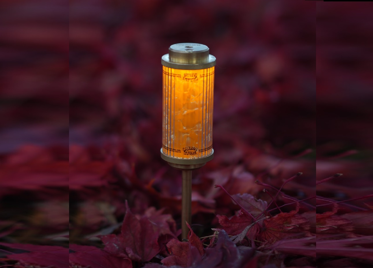 カルマストア別注の“38-kT LED”ランタンは、セルロイド内蔵で妖美な光