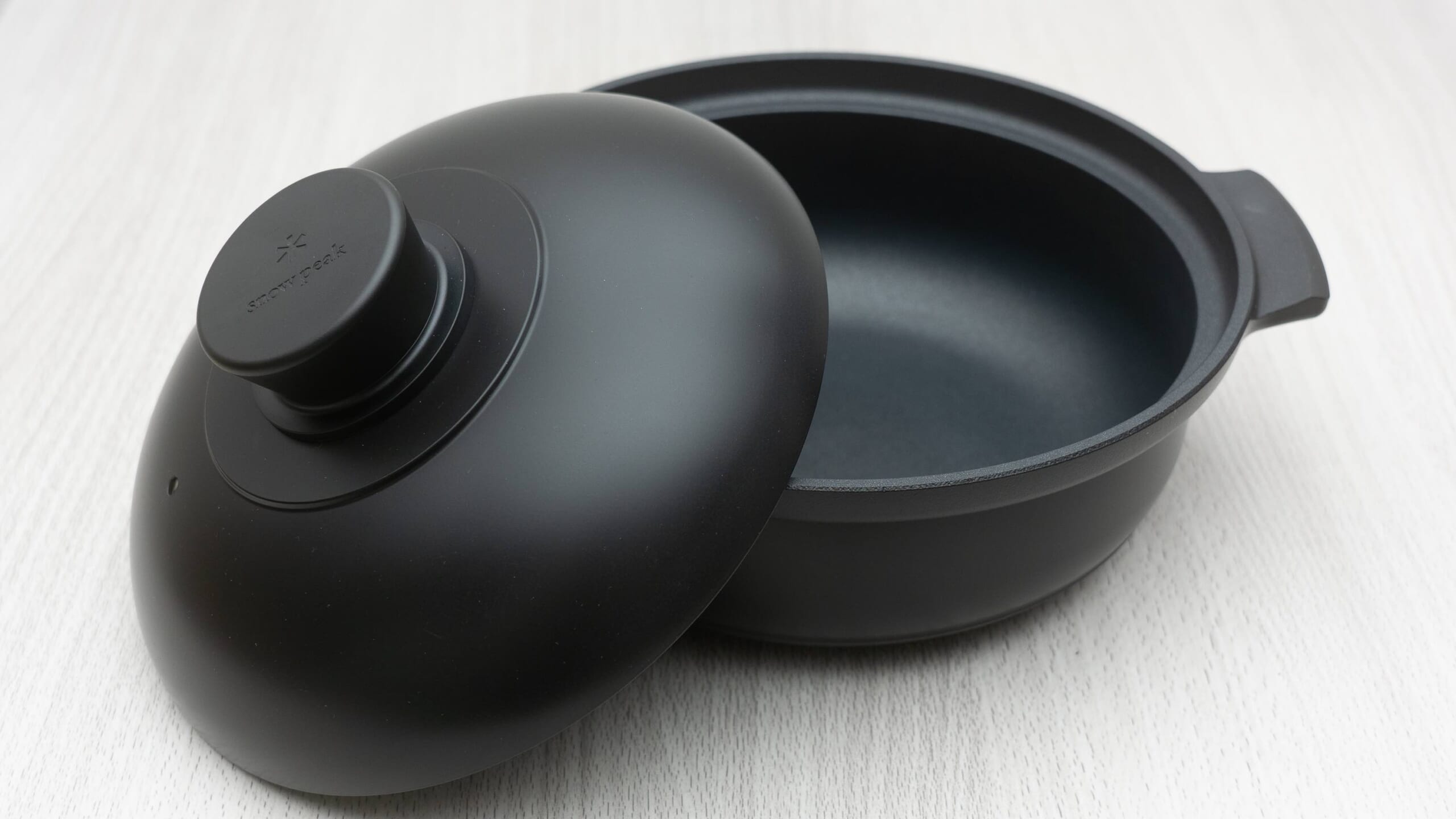 WILD-1」別注のスノーピーク“野宴鍋”で、冬の食卓がもっと楽しくなる