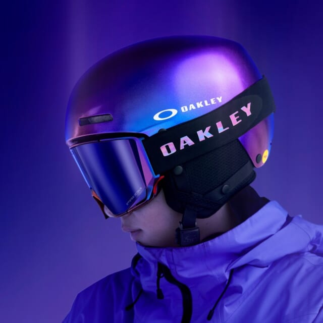 見る角度で色合いが変化するオークリーの“AURA Collection”。幻想的な