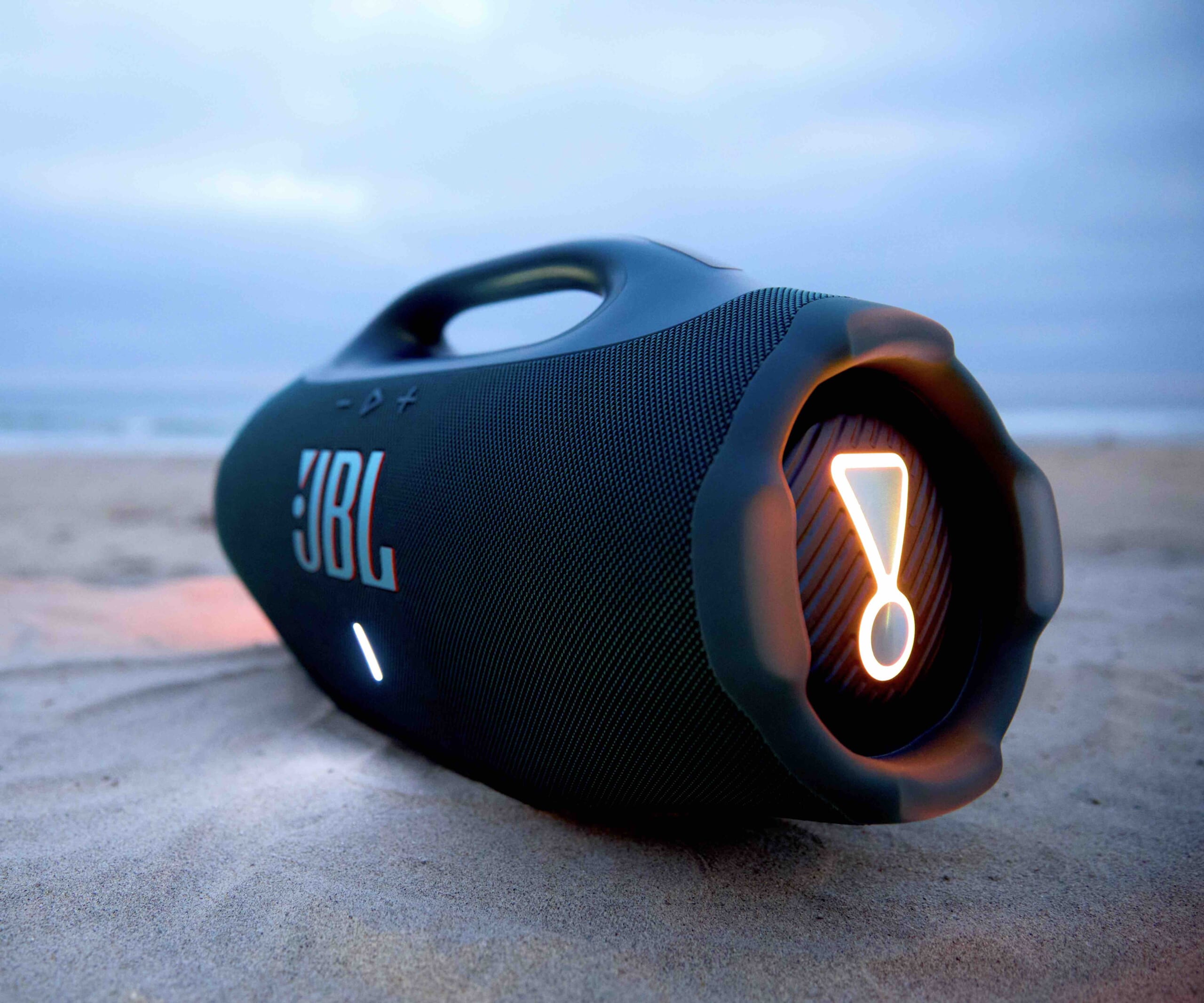 迫力サウンドを実現する JBL の新ポータブルスピーカーは、防塵防水