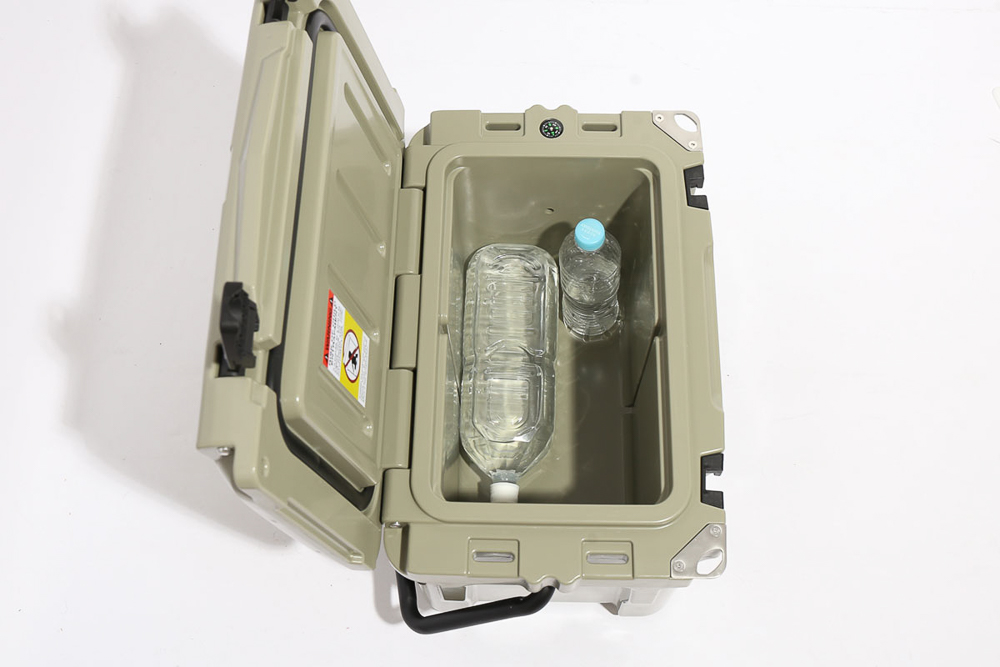 ドベルグ×アイスランドの人気クーラーボックスに、ソロ向き小型サイズ