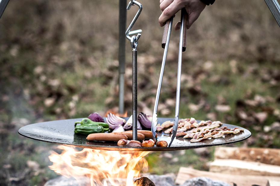 鉄板を吊るす新発想。ペトロマックスから、男気あふれる焚き火ギア誕生