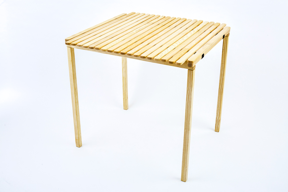 3段階に高さ調節できる、バイヤーオブメインの新テーブル。無垢の木目