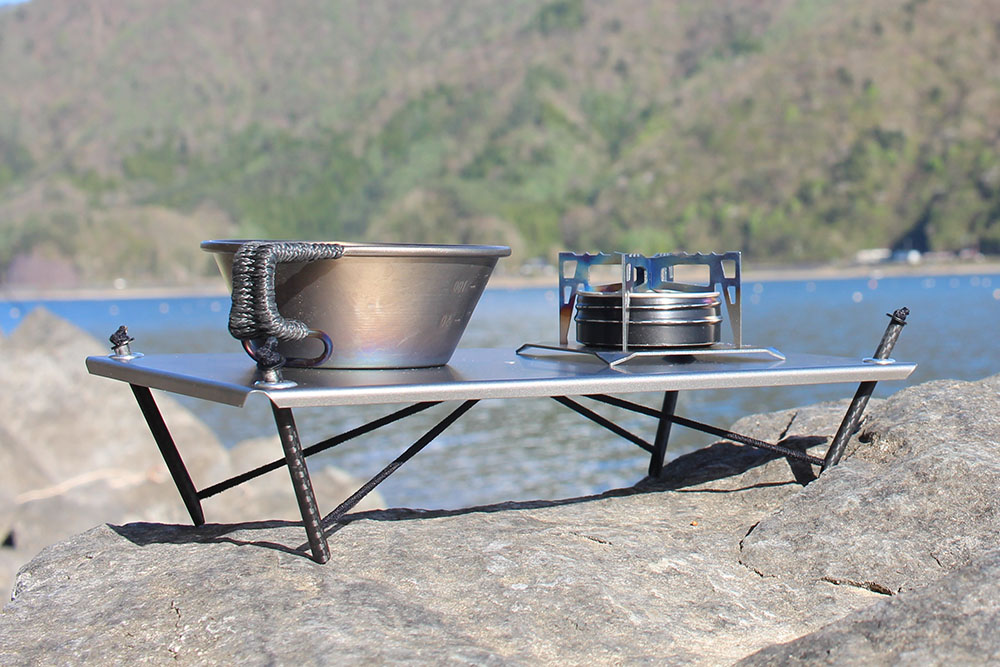 わずか88g！ 凹凸なフィールドでも水平になる、新発想の超軽量テーブル