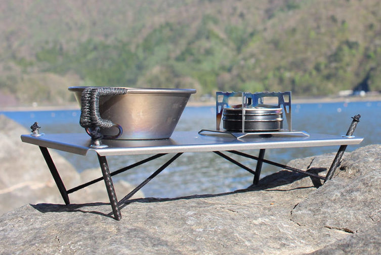 わずか88g！ 凹凸なフィールドでも水平になる、新発想の超軽量テーブル