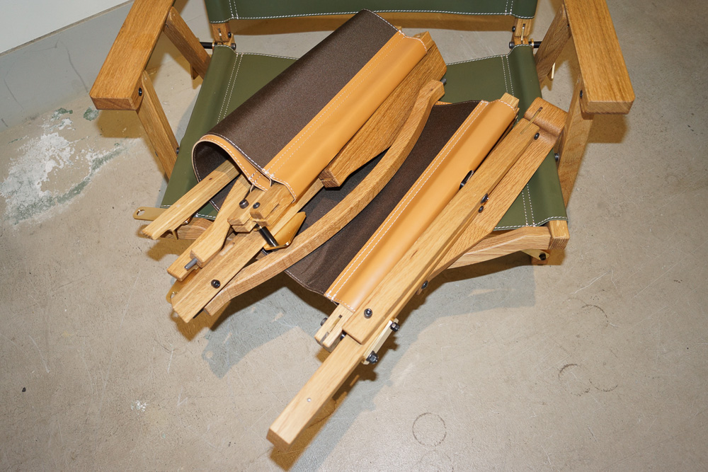 贅沢レザー座面の折り畳み式。キャンプオーパーツの新作チェアは、大人