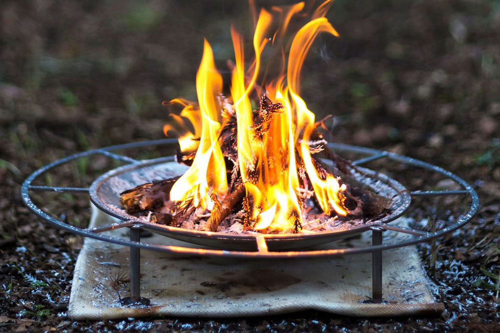 直火感覚のUFO型焚き火台「JIKABI」シリーズが拡充。新サイズ＆専用