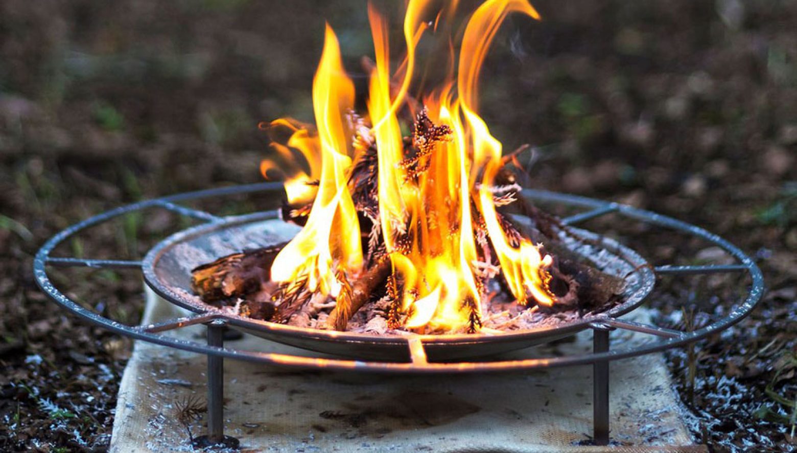 直火感覚のUFO型焚き火台「JIKABI」シリーズが拡充。新サイズ＆専用
