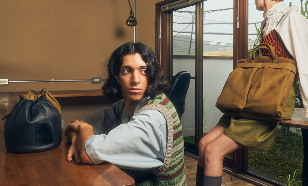 ビームスとスロウの新たな別注バッグは、 シーンや性別を選ばない