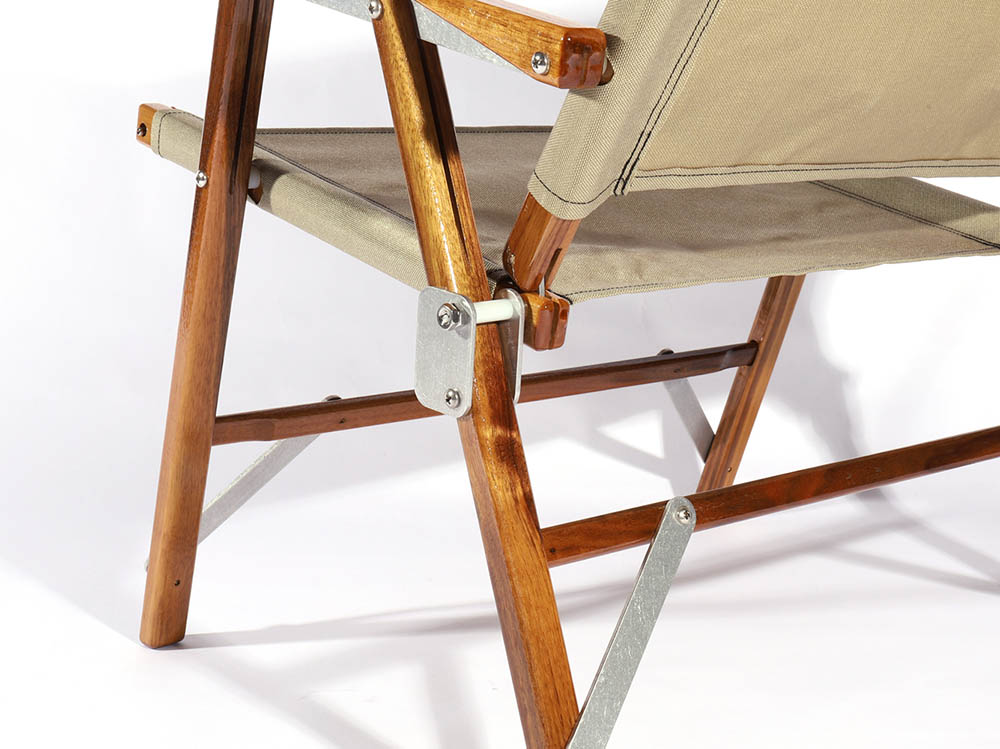 入手困難なカーミットチェアに、ブロンドカラーのウォールナットを使っ