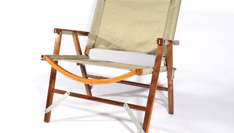 入手困難なカーミットチェアに、ブロンドカラーのウォールナットを使っ