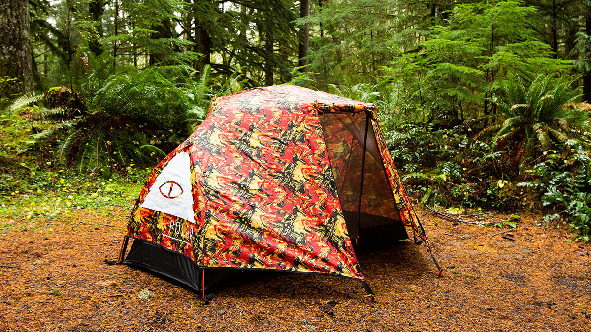 ポーラーとバートンによるインパクト絶大なコラボテント&ポンチョ