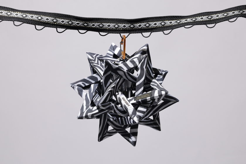 コラボのゼブラ柄をまとった限定カラーのCONPE10。コロニスタの人気