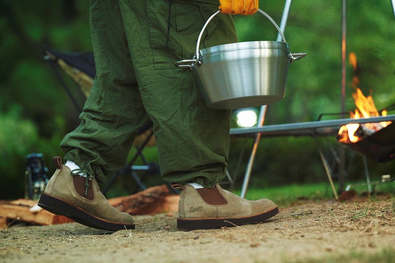 ダナー × SOTOの異種コラボで完成した、サイドゴアブーツが快適