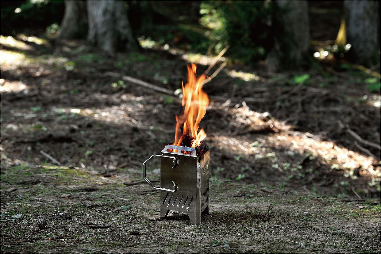 ユニフレームからコンパクトな二次燃焼型の焚き火台が登場！ 人気