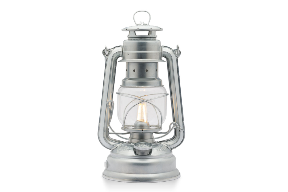 オイルランタンの名作「フュアハンドランタン」が、130年の時を経てLED