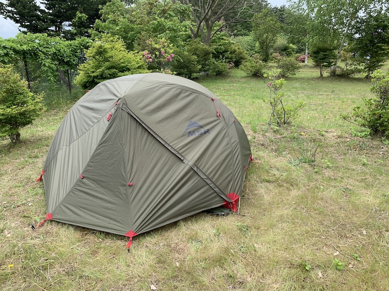 登山入門者からベテランにまで愛されるMSR「エリクサー2」を設営