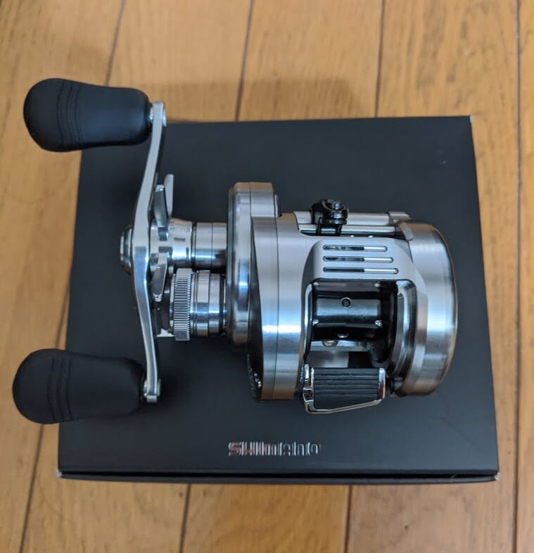 これぞ贅沢、至高の一品。シマノ「カルカッタコンクエストDC 101HG」を