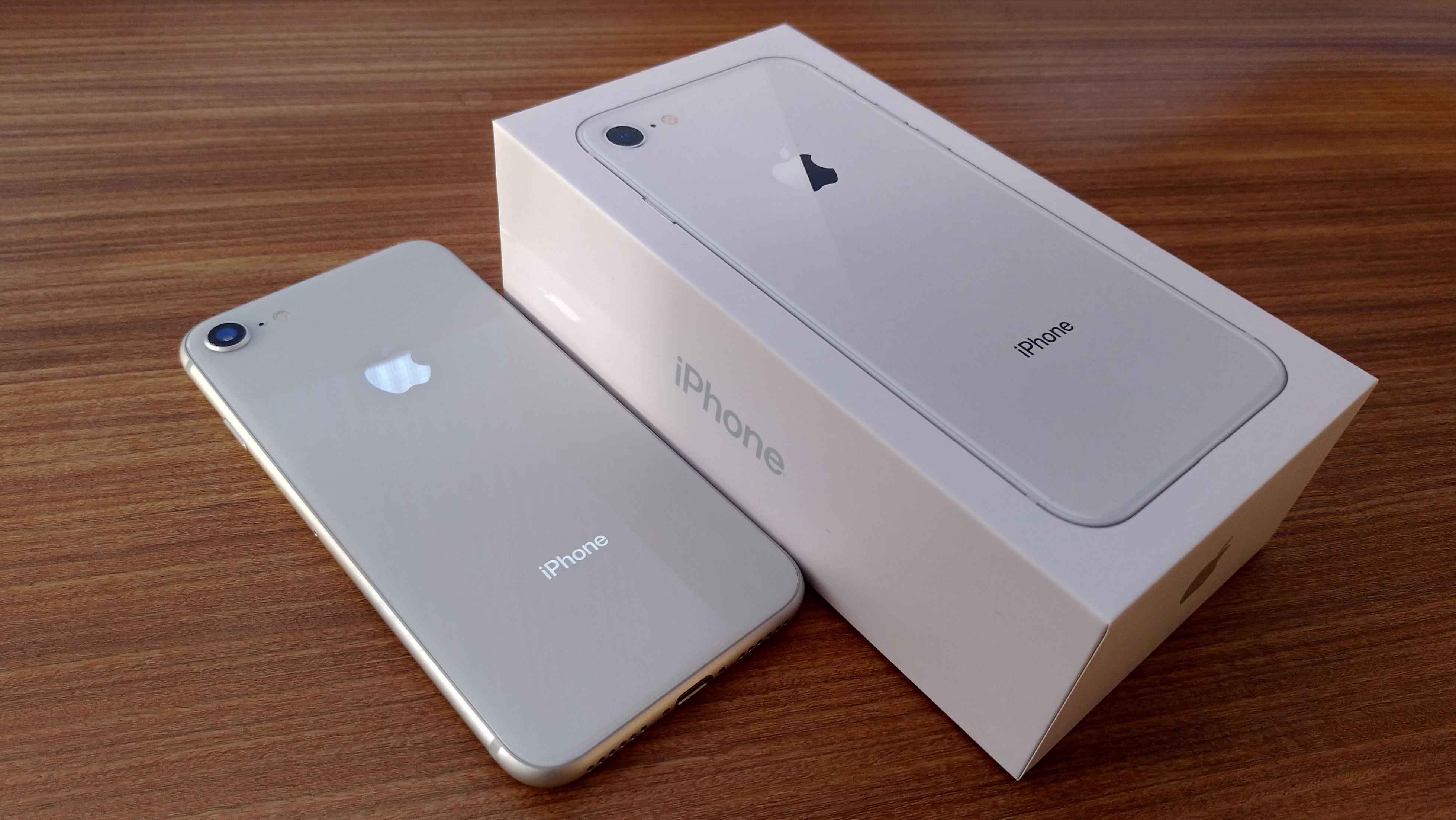 iPhone8のスペックや特徴レビュー！使ってみた感想とおすすめの購入先！