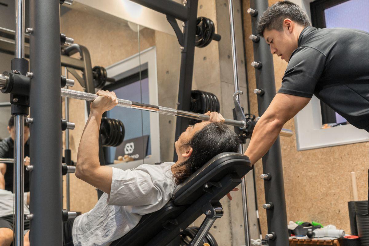 インクラインベンチプレスのやり方！ベンチの角度・重量目安・スミス