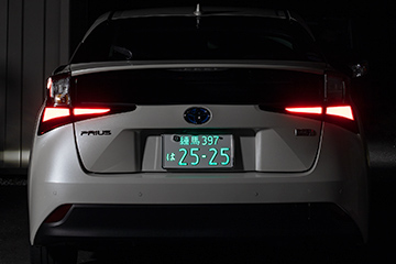 普通車用（中型LED）｜製品情報｜光るナンバープレートのパイオニア