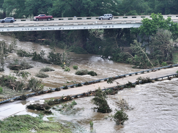 美国得克萨斯州内陆地区发生的创纪录的暴雨,至今已造成超过50人死亡