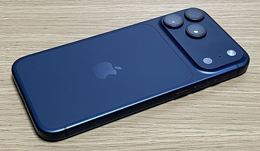 iPhone 17 Pro Max、実機外観の写真レビュー。周辺機器を装着時の写真