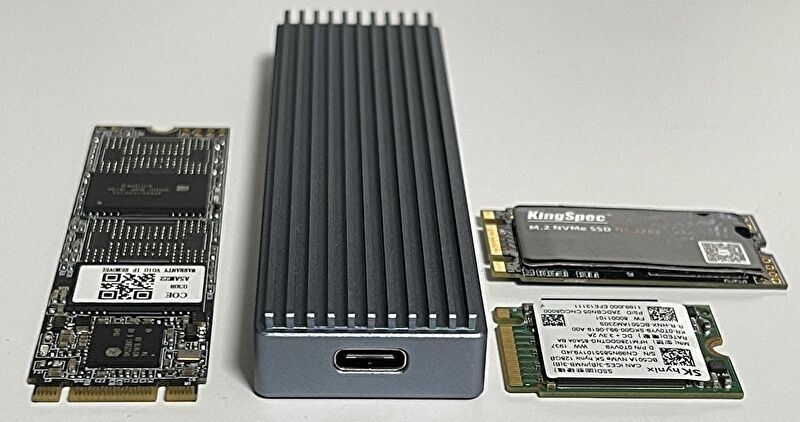 玄人志向 M.2 NVMe / SATA SSD ケースのレビュー。速度を大きく損なわ