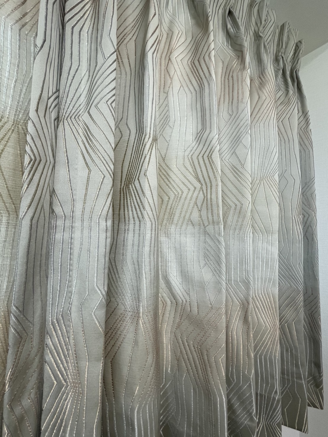 FISBA(フィスバ)社のレースカーテンが光を通す壁に。｜施工ブログ