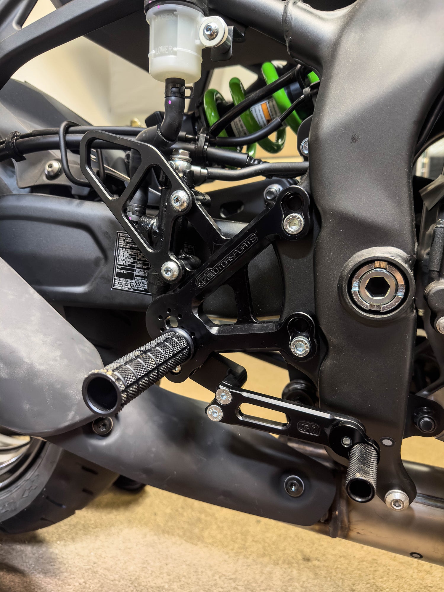 05-0137_onbikeR_1500x.jpg?v=