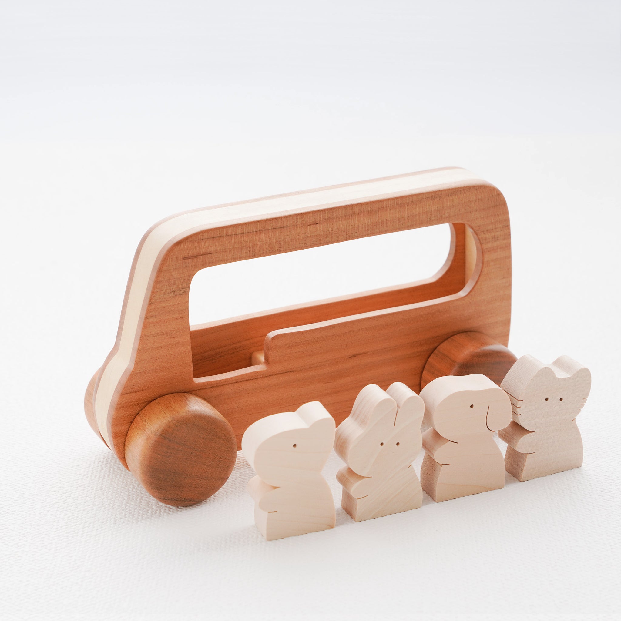 動物たちが乗り降り自由な木の車 – なかよしライブラリー