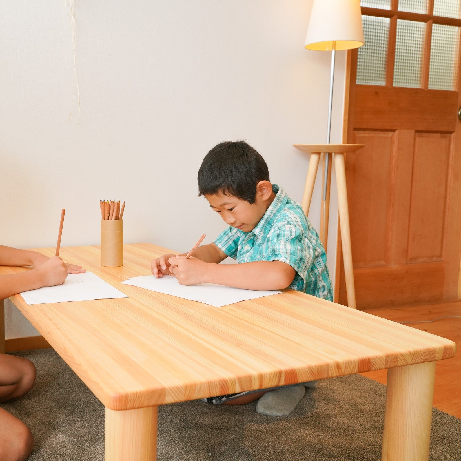 食事にお絵かきに便利な長方形テーブル – なかよしライブラリー