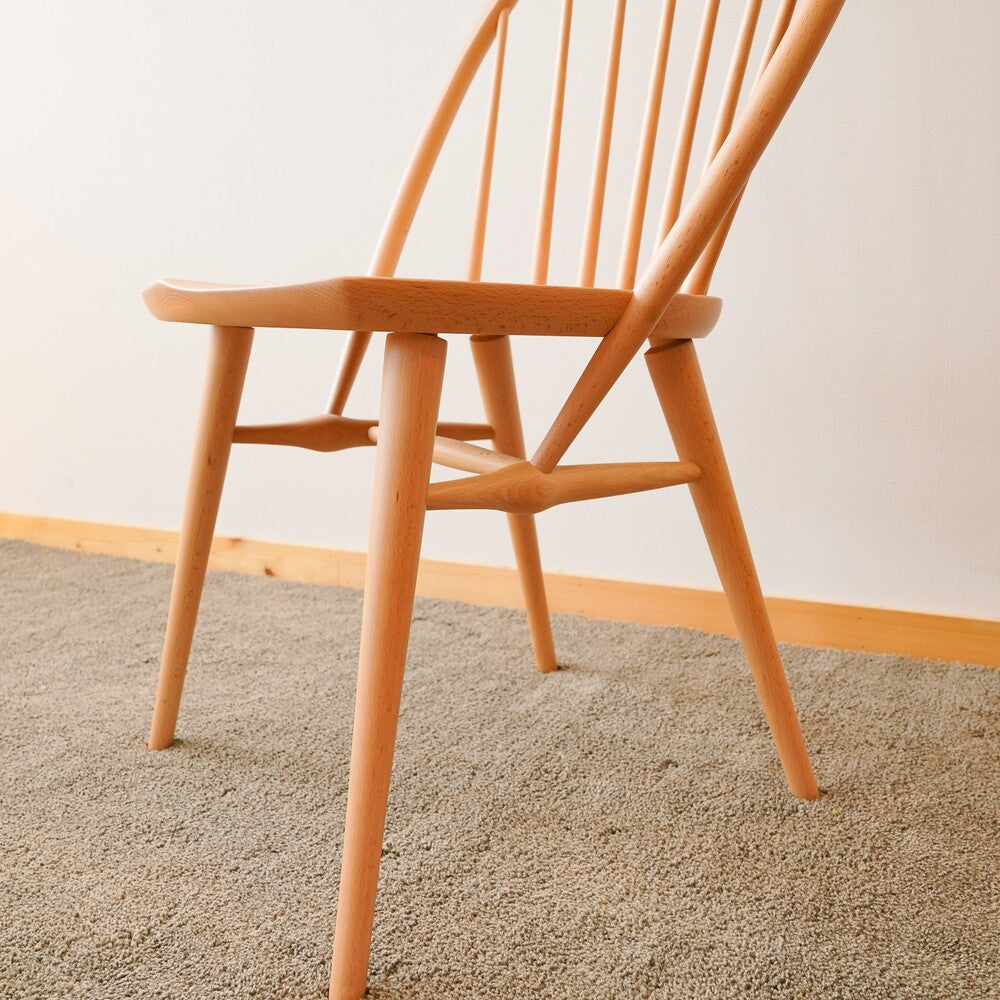 背中をしっかりと支えてくれる上品なダイニングチェア レイチェア