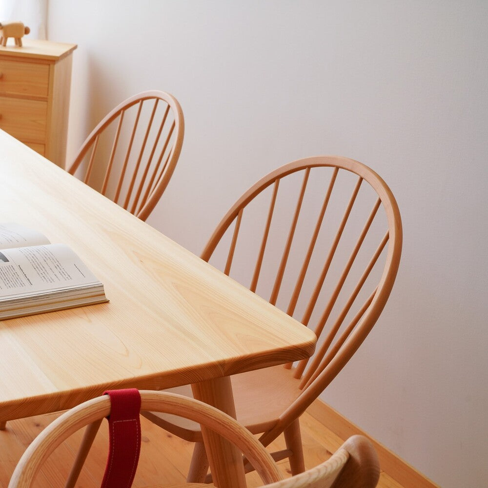 背中をしっかりと支えてくれる上品なダイニングチェア レイチェア